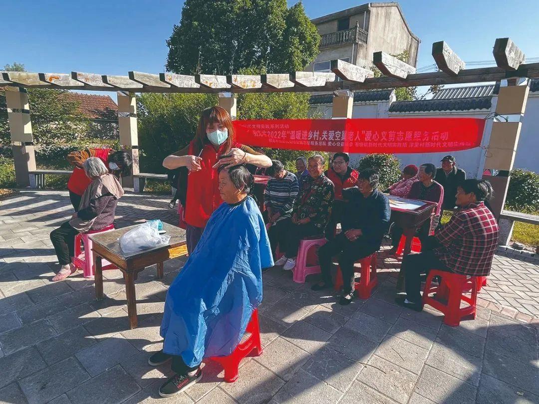 6.開展“愛心義剪”志愿服務(wù)活動.jpg